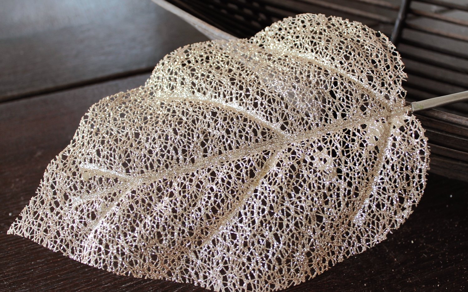 1449 394 a2 Лист филодендрона искусственный с глиттером, 60 см (лист 23 см), шампанское-камелия H-andreas  - Вид №1