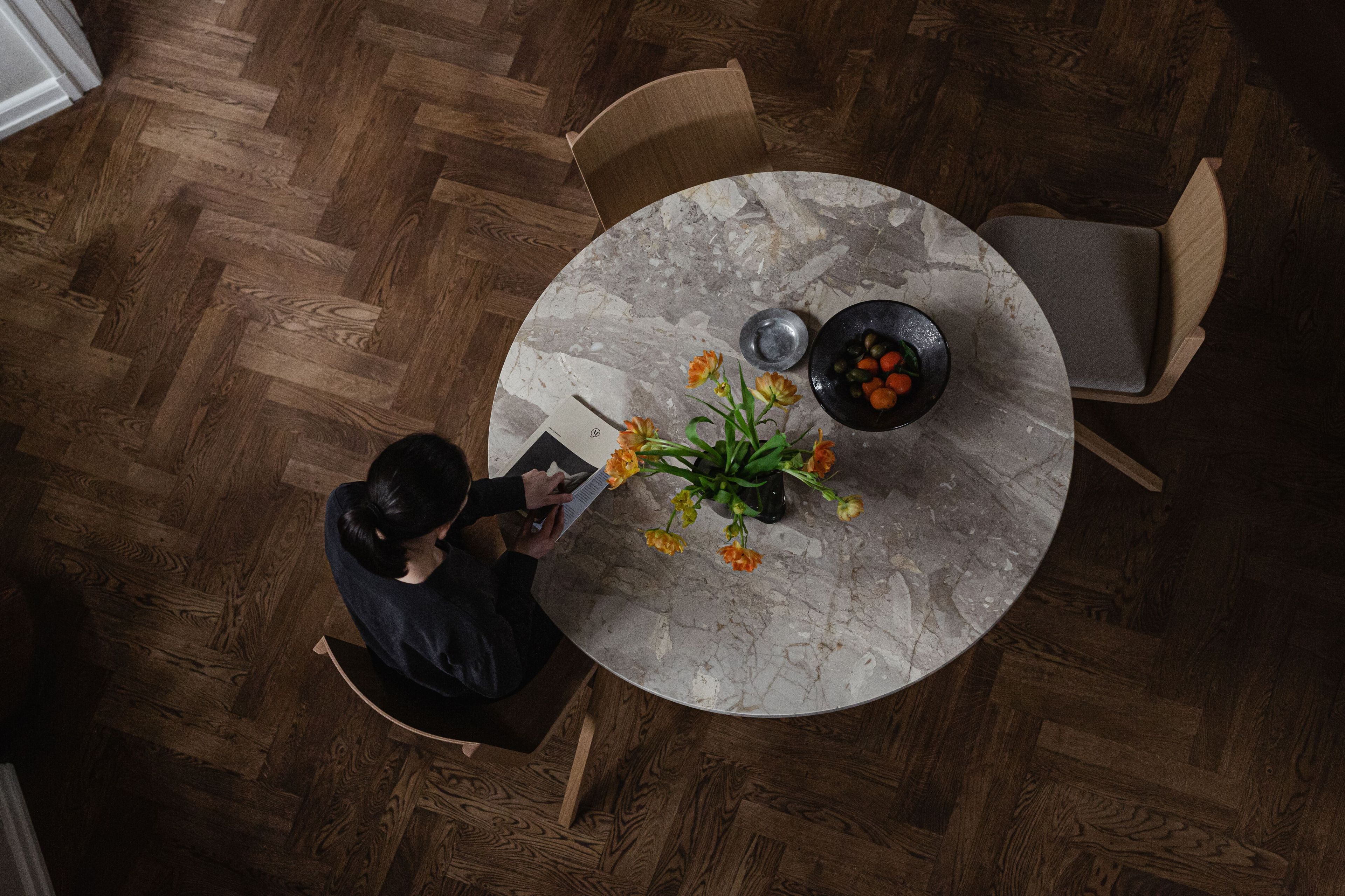 Круглый стол из дуба и брекчии Audo Copenhagen Androgyne ARCH-00065938 - Вид №3