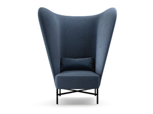 Тканевое кресло с высокой спинкой