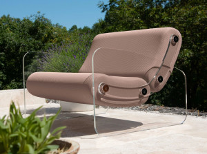 Кресло из ПММА и ткани с подлокотниками