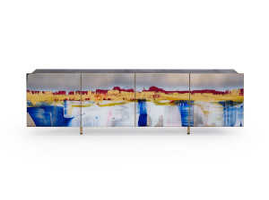 Деревянный шкаф с распашными дверями, покрытыми стеклом