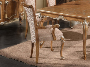 Стул с подлокотниками из дерева и ткани