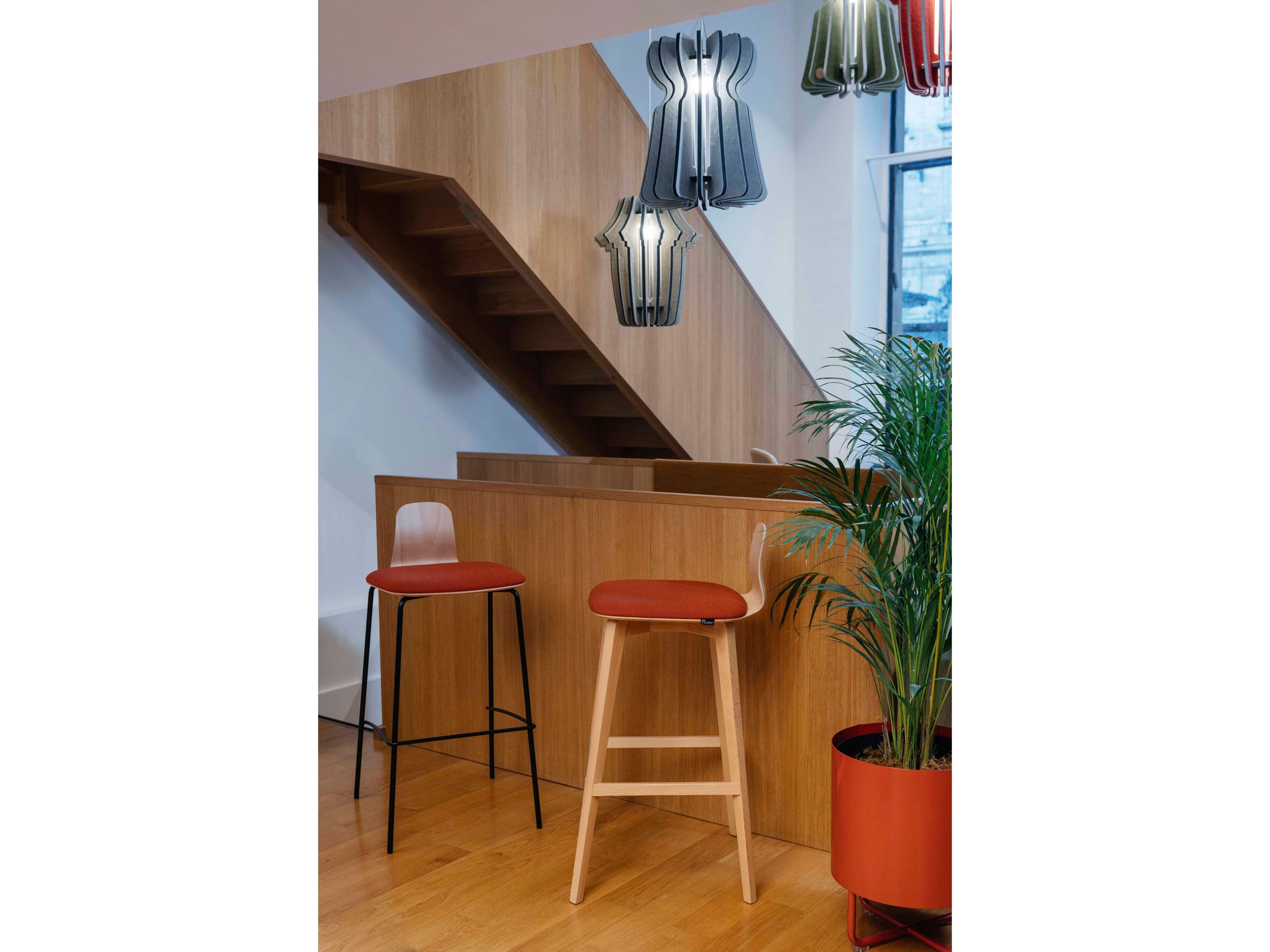 Барный стул из бука с подставкой для ног SITLOSOPHY® Jay ARCH-00033412 - Вид №2