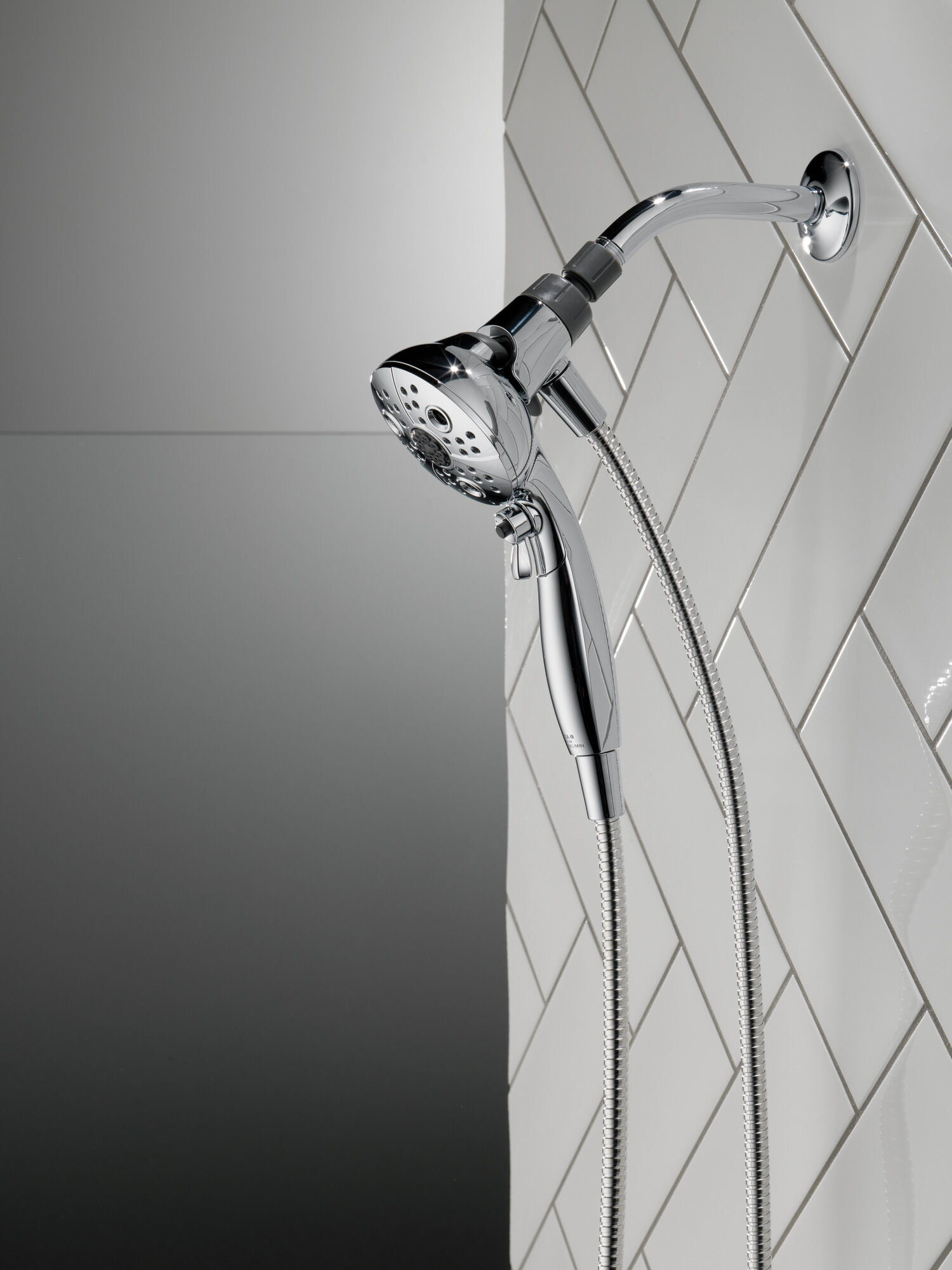 75507 Ручной душ SureDock ™ с 5 настройками Delta Faucet DELTA Хром - Вид №21