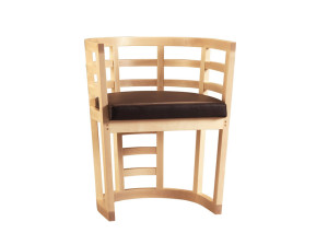 Кленовое кресло с подлокотниками