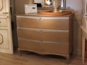 Деревянный комод