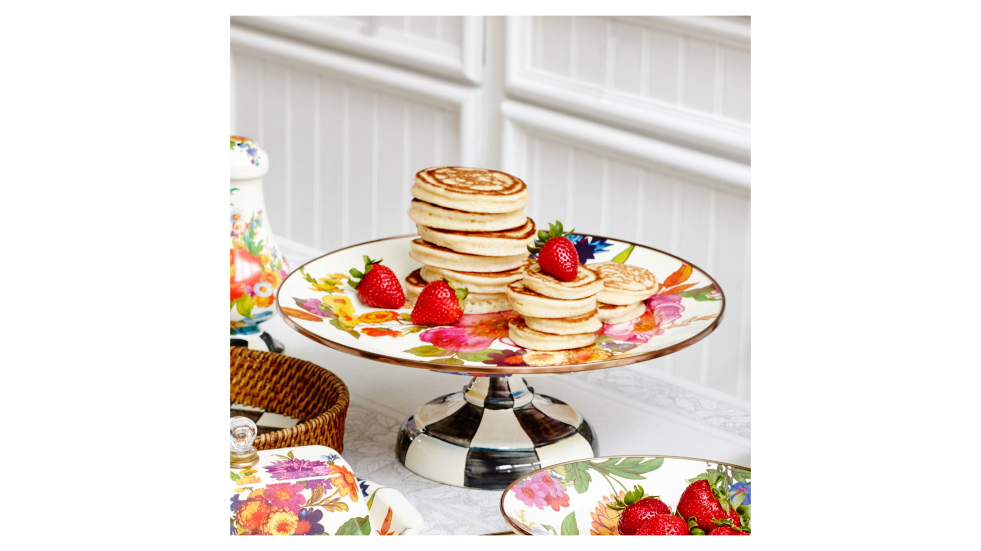 10654512 Mackenzie-Childs Блюдо сервировочное на подставке 30см (белое) Flower Market Сталь  - Вид №1