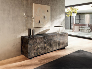 Стеклянный шкаф с раздвижными дверями