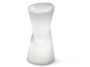 Высокий яркий садовый стул из полиэтилена