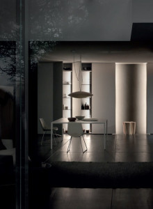 Деревянный квадратный обеденный стол