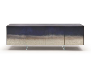 Шкаф из дерева и стекла с распашными дверями