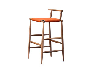 Высокий деревянный стул