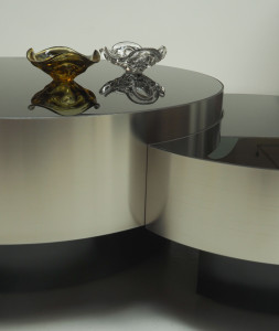 Набор журнальных столиков из ламинированного стекла и металла с цоколем