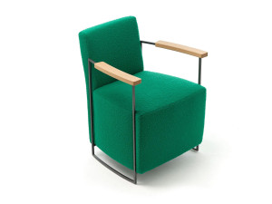 Тканевое кресло с подлокотниками