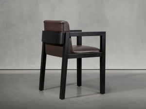 Кожаный стул с подлокотниками