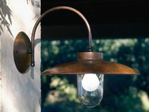 Металлический настенный светильник с фиксированной рукояткой