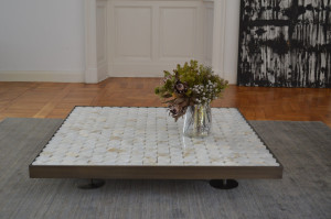 Низкий журнальный столик из оникса