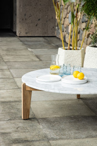 Низкий садовый столик из каррарского мрамора