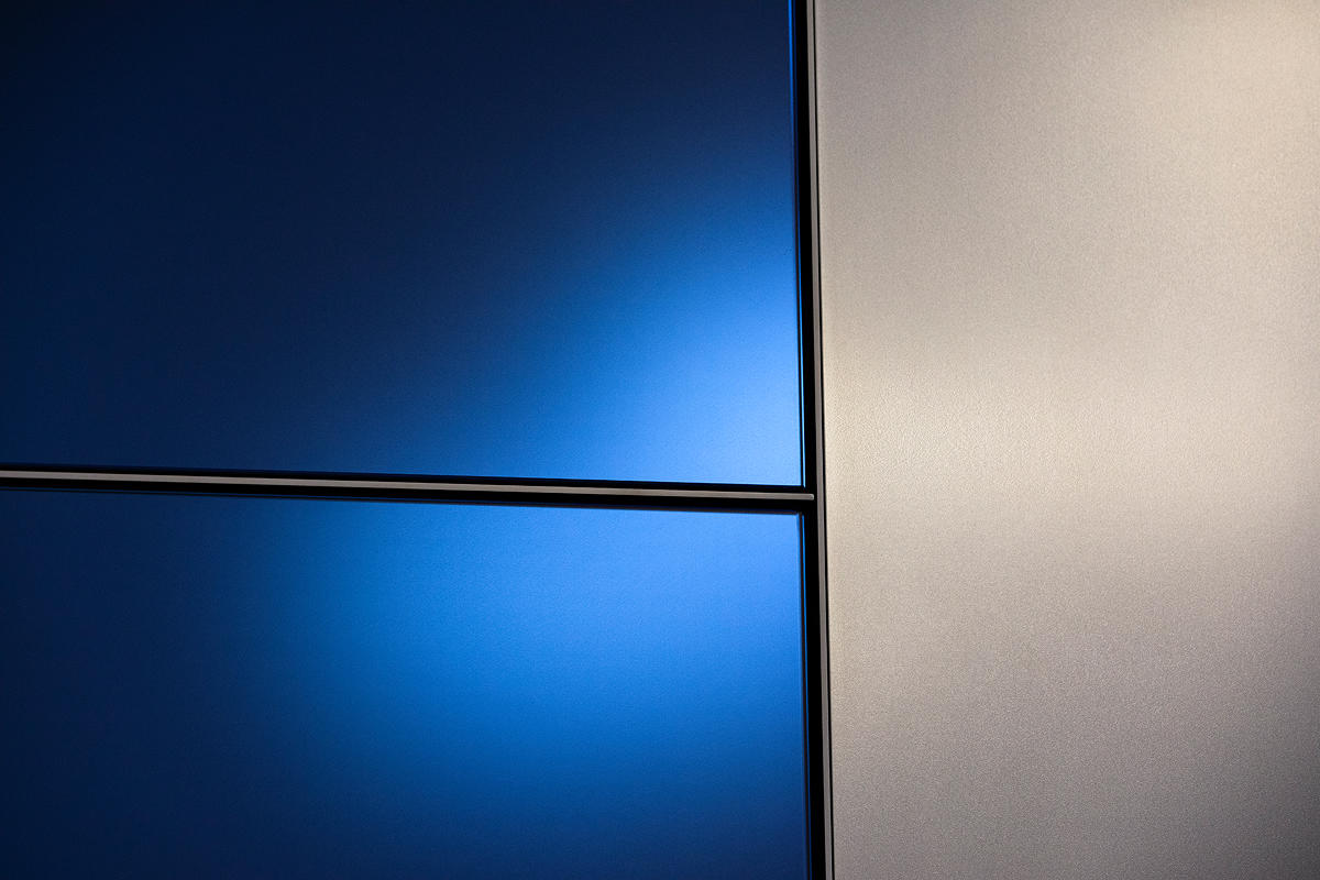 FSRT653 Деталь выравнивающей системы облицовки стен с панелями из вивихромного хромового стекла с промежуточным слоем индивидуального цвета, показанная в конфигурации отражения с отделкой pearlex +, нержавеющая сталь с отделкой каймой и внешний открытый у Forms-surfaces  - Вид №20