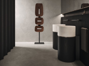 Круглый отдельно стоящий умывальник из дуба и мрамора