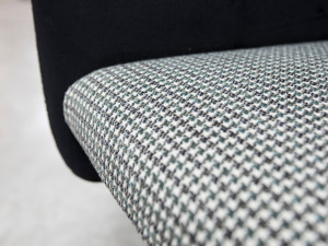 Стул на насесте с подлокотниками