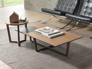 Низкий прямоугольный журнальный столик из массива дерева