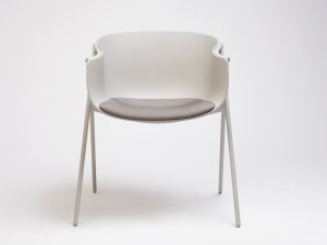 Полипропиленовый стул с подлокотниками со встроенной подушкой