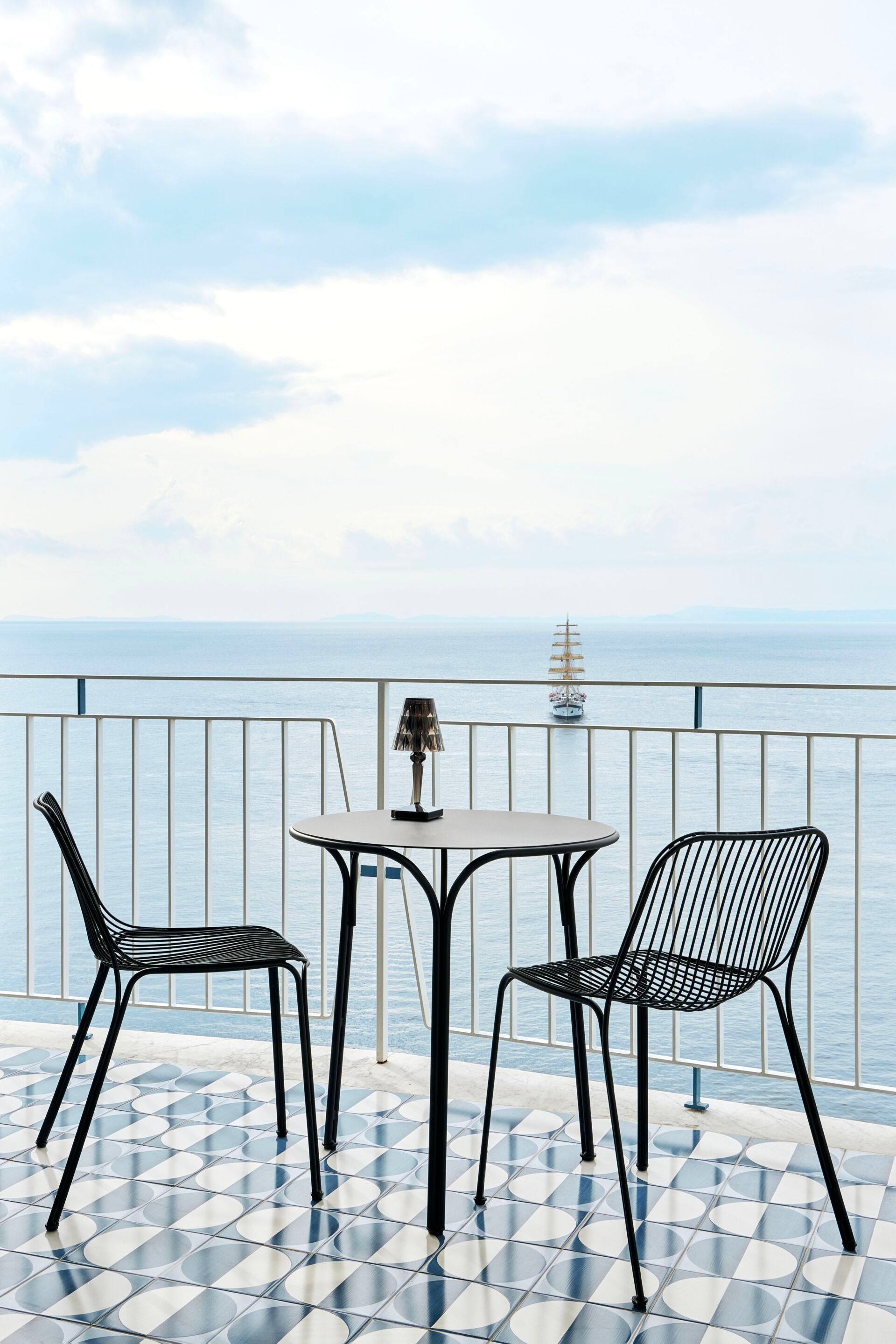 Светодиодная настольная лампа из инженерного пластика с батарейным питанием Kartell BATTERY ARCH-00018992 - Вид №22