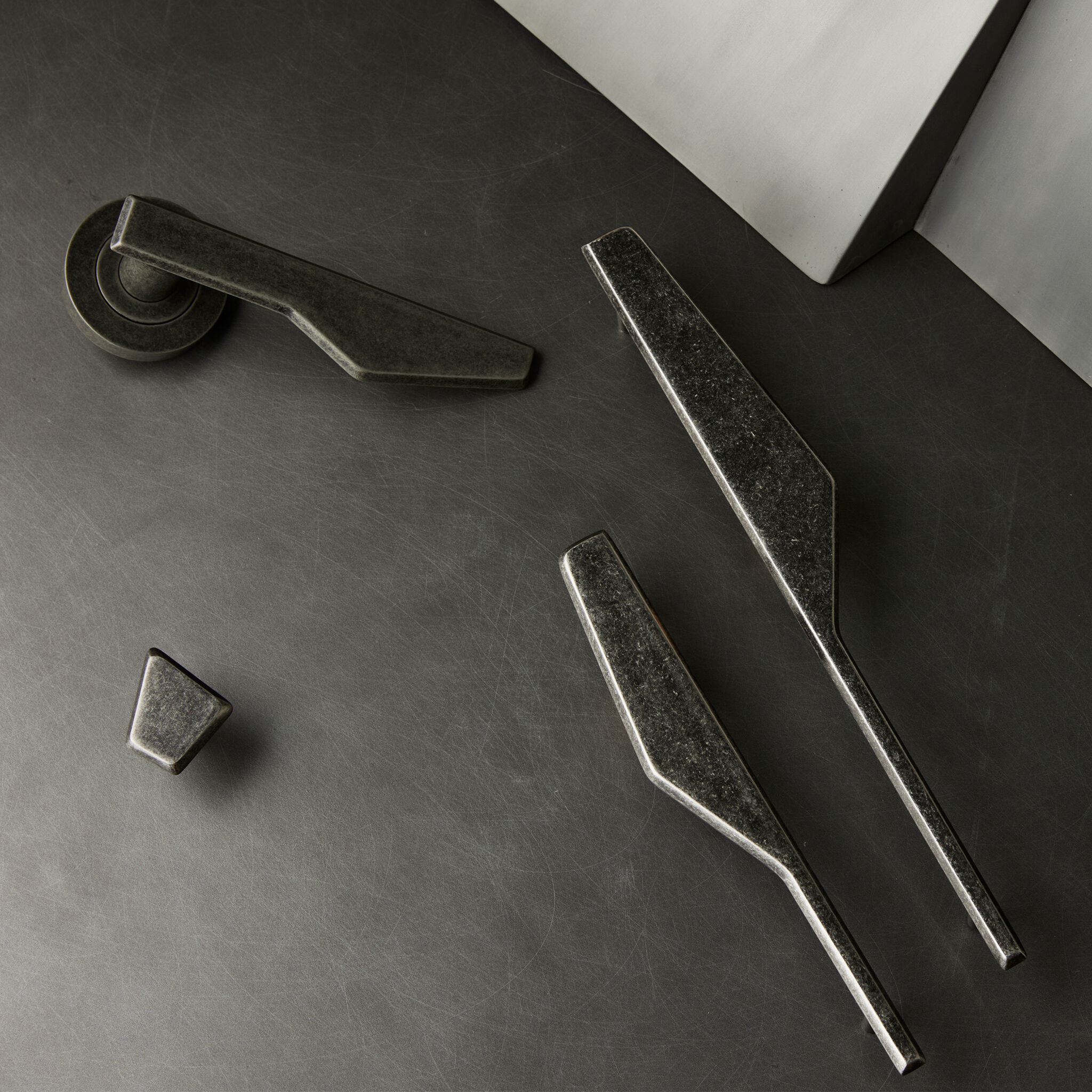 Латунная ручка Lo & Co Interiors Line Series ARCH-00140259 - Вид №3