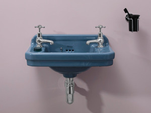 Прямоугольная ручная мойка с переливом в витрине