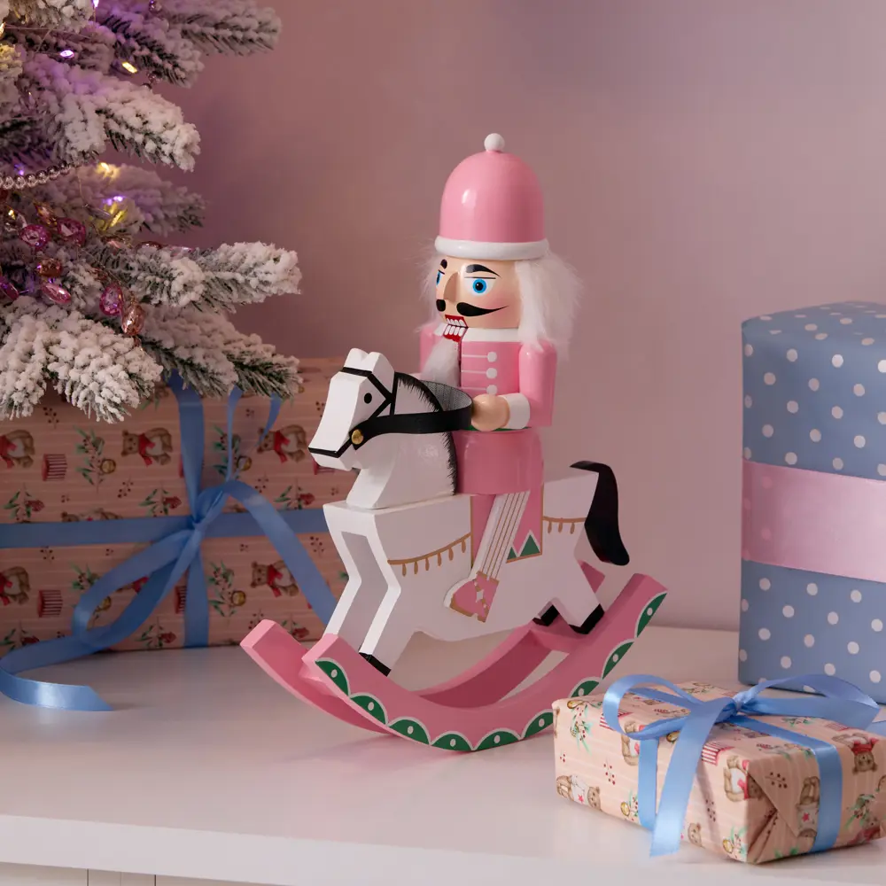 89368998 Декоративная фигура Щелкунчик на коне 30x24.5 см розовый STLM-1522201 Santreyd Christmas