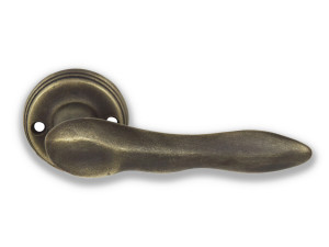 Бронзовая ручка на розетке