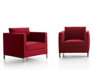 Тканевое кресло с подлокотниками