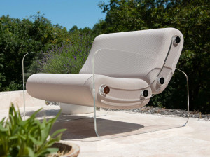 Кресло из ПММА и ткани с подлокотниками