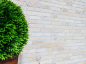 Белая мраморная облицовка