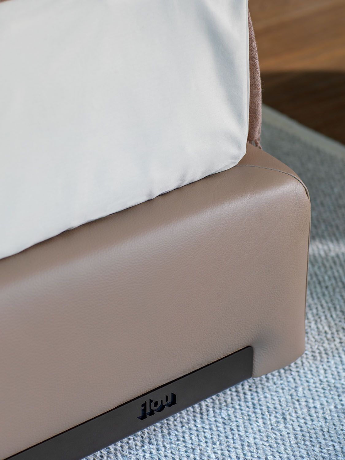 Двуспальная кровать из ткани с мягким изголовьем Flou ATELIERM ARCH-00150147 - Вид №7