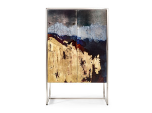 Деревянный сервант со встроенным освещением и распашными дверцами, покрытыми стеклом