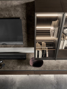 Оборудованная деревянная секционная стена с подставкой для телевизора