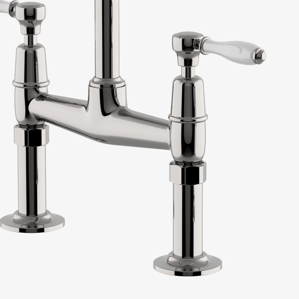 EAKM33 Смеситель для кухни с гусиной шеей Easton Classic с двумя отверстиями, рычажными ручками из белого фарфора и распылителем Waterworks  - Вид №1