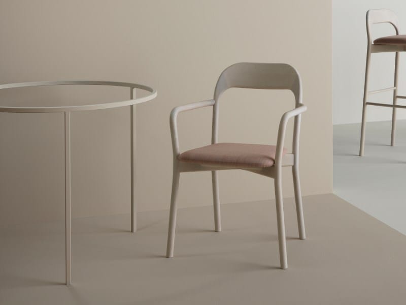 Мягкий стул из бука с подлокотниками PIAVAL EARL-Contract ARCH-00037990 - Вид №1