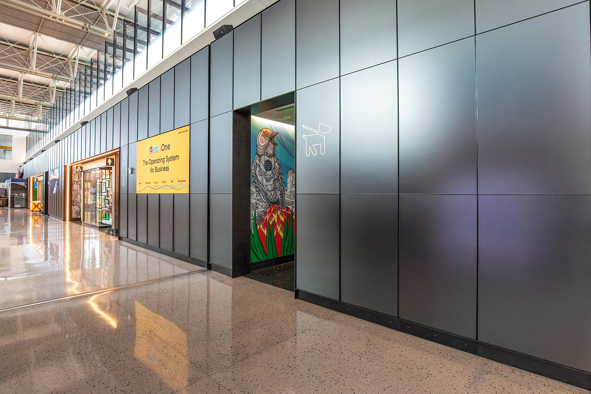 FSRT653 Деталь выравнивающей системы облицовки стен с панелями из вивихромного хромового стекла с промежуточным слоем индивидуального цвета, показанная в конфигурации отражения с отделкой pearlex +, нержавеющая сталь с отделкой каймой и внешний открытый у Forms-surfaces  - Вид №8