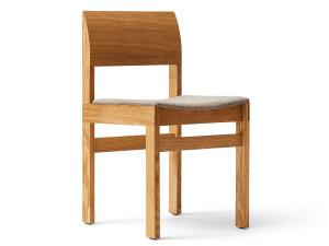 Дубовое кресло с мягкой спинкой и открытой спинкой