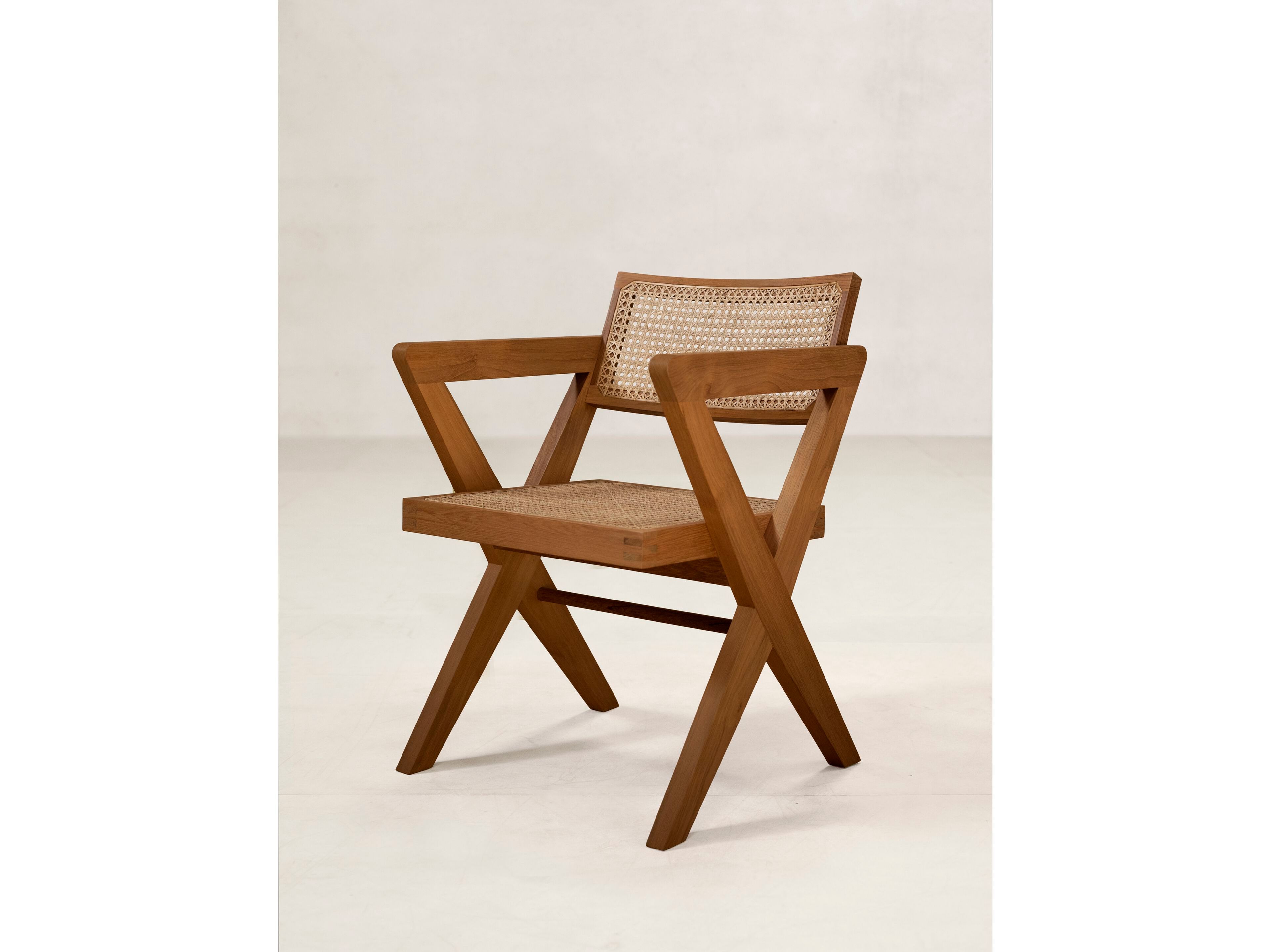 Стул из тикового дерева с подлокотниками Phantom Hands Project Chandigarh ARCH-00020969 - Вид №1