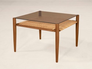 Квадратный деревянный и стеклянный журнальный столик