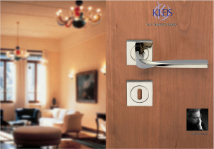 Латунная ручка на розетке