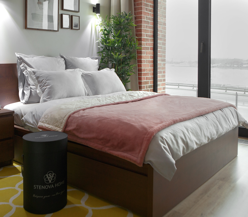 Модное цветовое решение пледа PINK NECTAR станет стильным акцентом для молодежного интерьера, уютной спальни, милой детской, оживит современную гостиную. Невероятно нежная фактура высококачественного припыленного розового цвета эко-меха прекрасно согреет Victoria Stenova 111131 - Вид №1