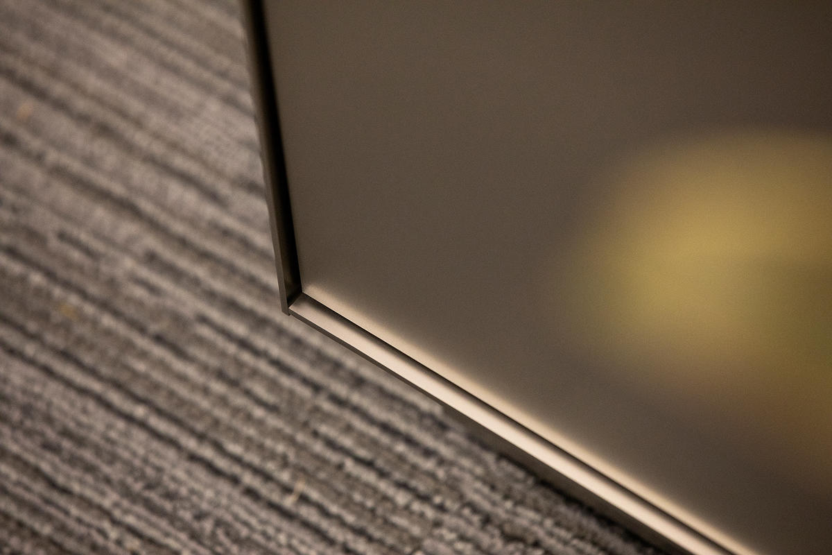 FSRT654 Деталь выравнивающей системы облицовки стен с панелями из вивихромного хромового стекла с промежуточным слоем индивидуального цвета, показанная в конфигурации отражения с отделкой pearlex +, нержавеющая сталь с отделкой каймой и внешний открытый у Forms-surfaces  - Вид №21