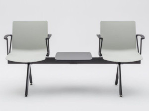 Сидение на пластиковом напольном баре