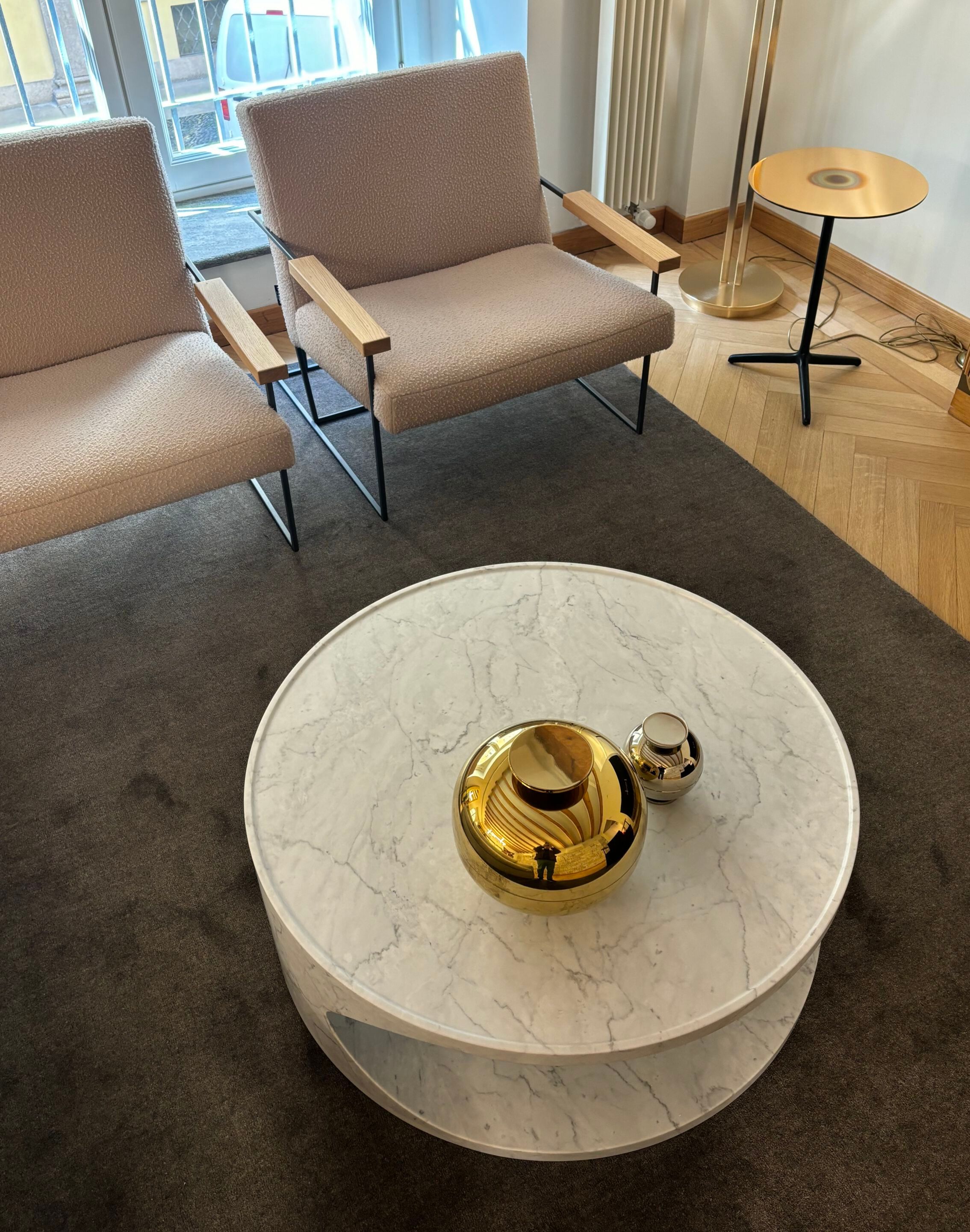 Низкий круглый журнальный столик из каррарского мрамора EPÒNIMO Roll ARCH-00140846 - Вид №8