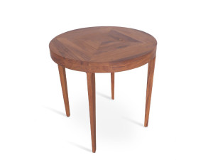 Круглый деревянный стол